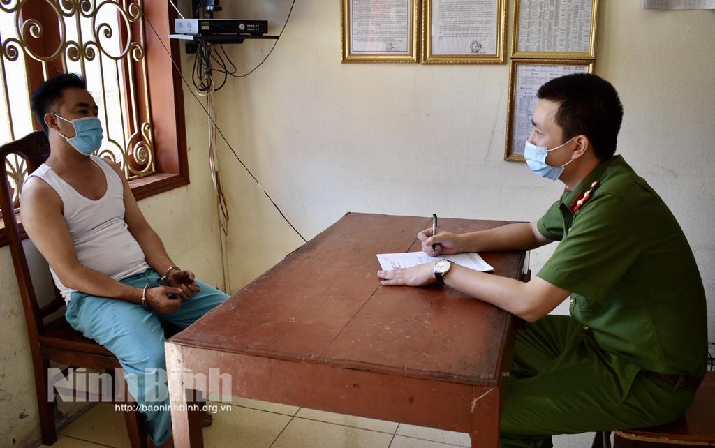 Bắt giữ nghi phạm chém liên tiếp một phụ nữ tại nhà nghỉ ở Kim Sơn