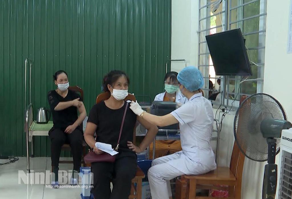 Gần 17 nghìn giáo viên được tiêm vắc xin phòng COVID-19