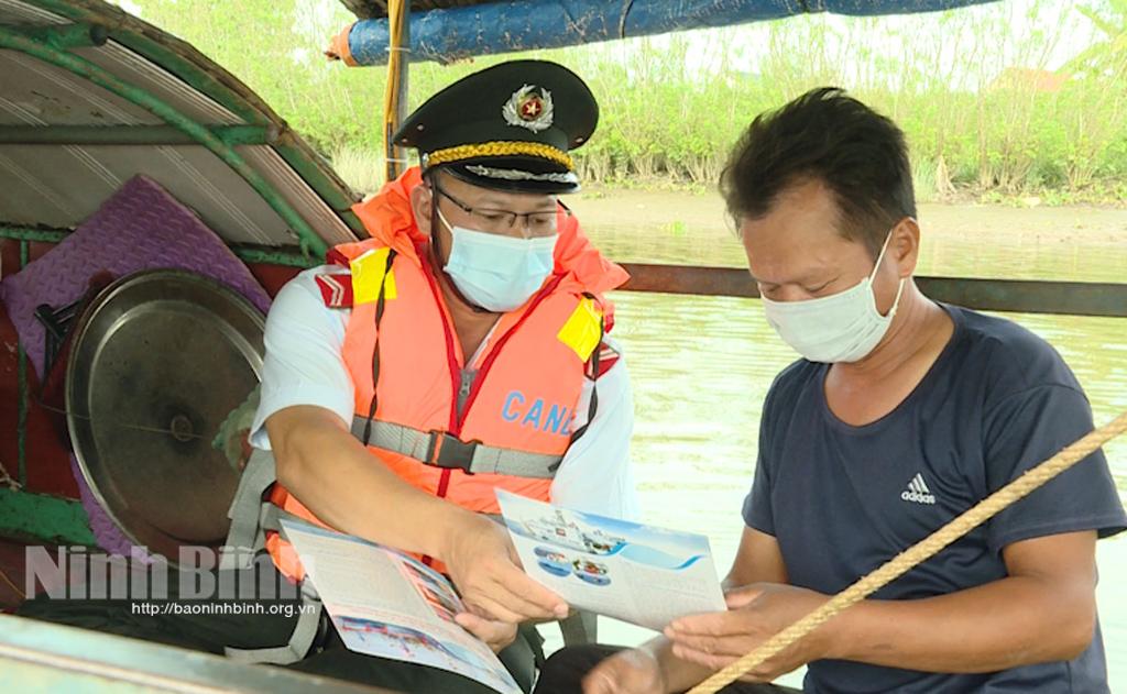 Tuần tra, kiểm tra bảo vệ nguồn lợi thủy sản trên sông Đáy