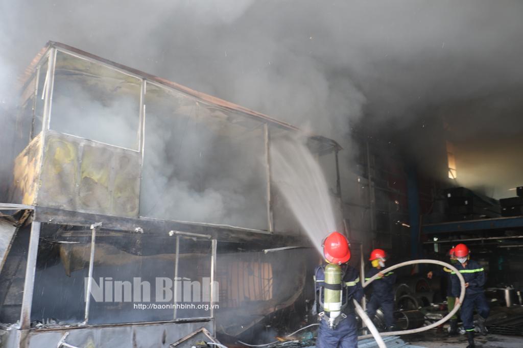 Kịp thời dập tắt đám cháy tại xã Gia Thanh, huyện Gia Viễn