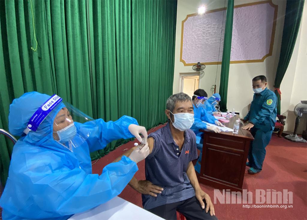 Trên 500 người dân khu vực giáp ranh xã Gia Thanh được tiêm vắc xin phòng COVID-19