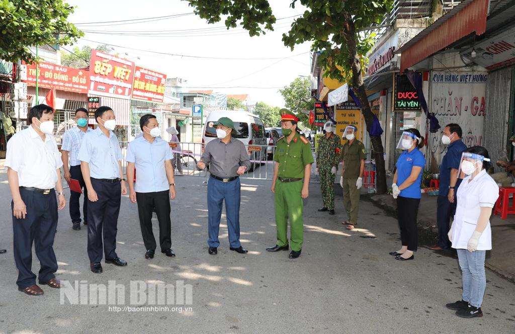 Đồng chí Phó Bí thư Thường trực Tỉnh ủy kiểm tra công tác phòng chống dịch tại một số địa phương trong tỉnh