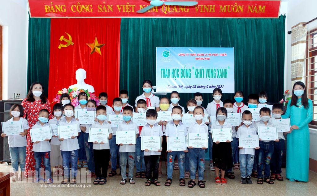 Quỹ "Khát vọng xanh" trao quà cho học sinh nhân dịp năm học mới