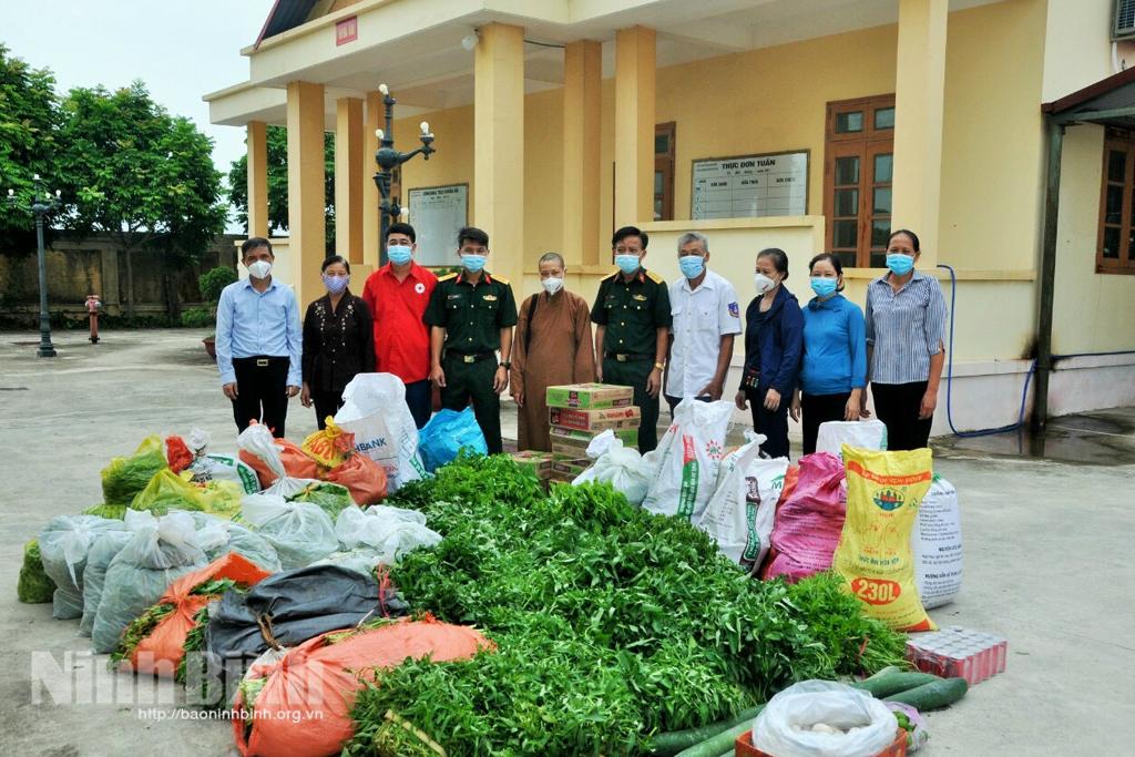 Hàng trăm triệu đồng và nhiều nhu yếu phẩm trao tặng vùng cách ly y tế Kim Sơn