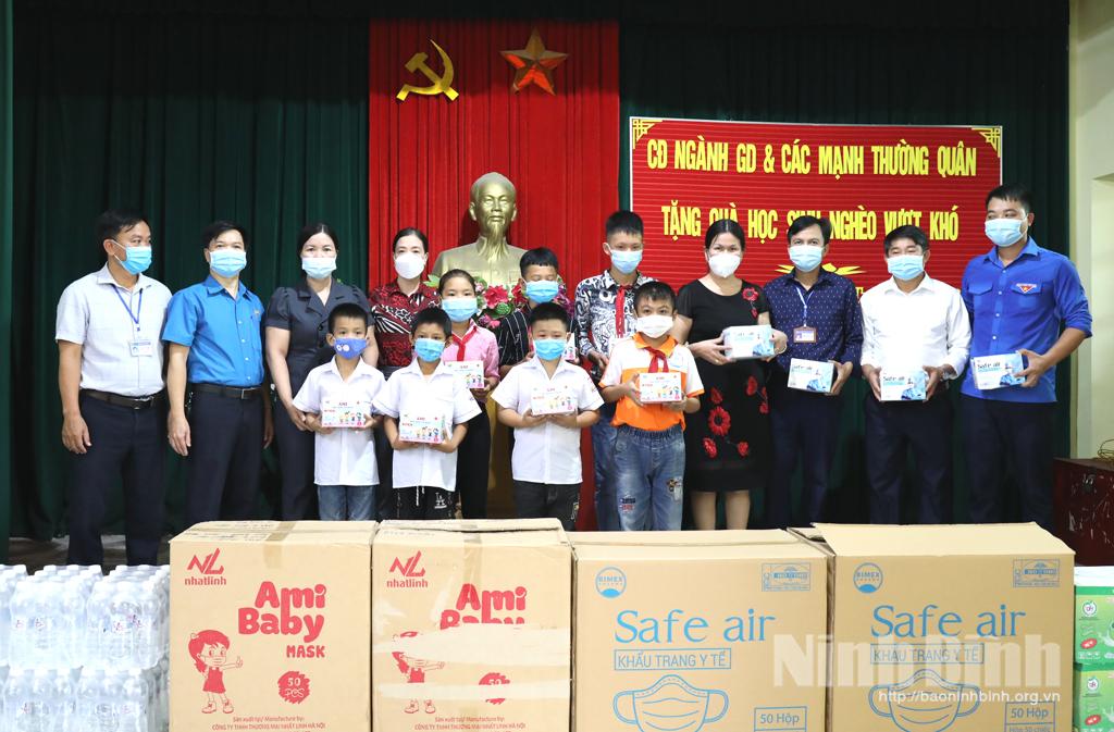 Tặng quà cho học sinh nghèo và lực lượng phòng, chống dịch xã Gia Tường