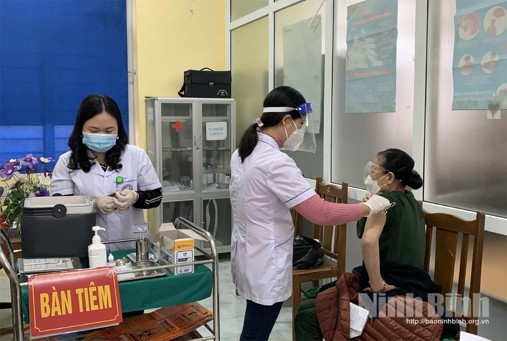 Tỷ lệ tiêm vắc xin 3 mũi phòng COVID-19 của Ninh Bình đạt trên 10%