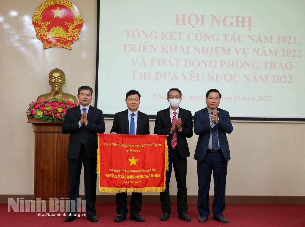 Văn phòng UBND tỉnh triển khai nhiệm vụ và phát động phong trào thi đua yêu nước năm 2022