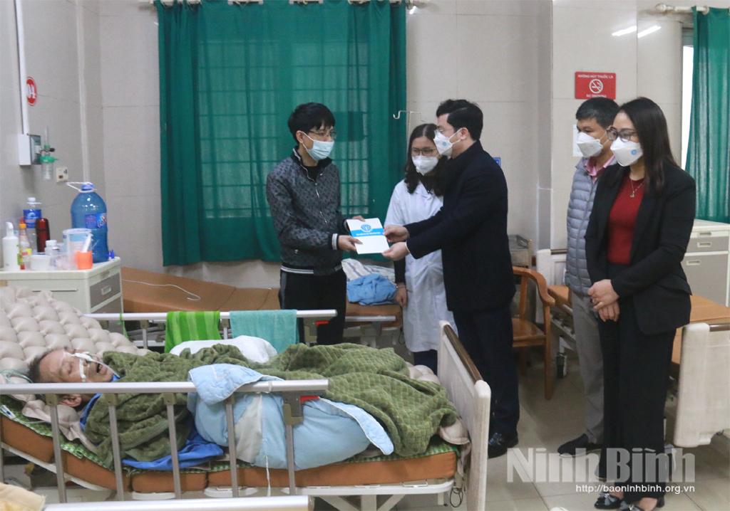 BHXH tỉnh tặng quà cho bệnh nhân có hoàn cảnh khó khăn