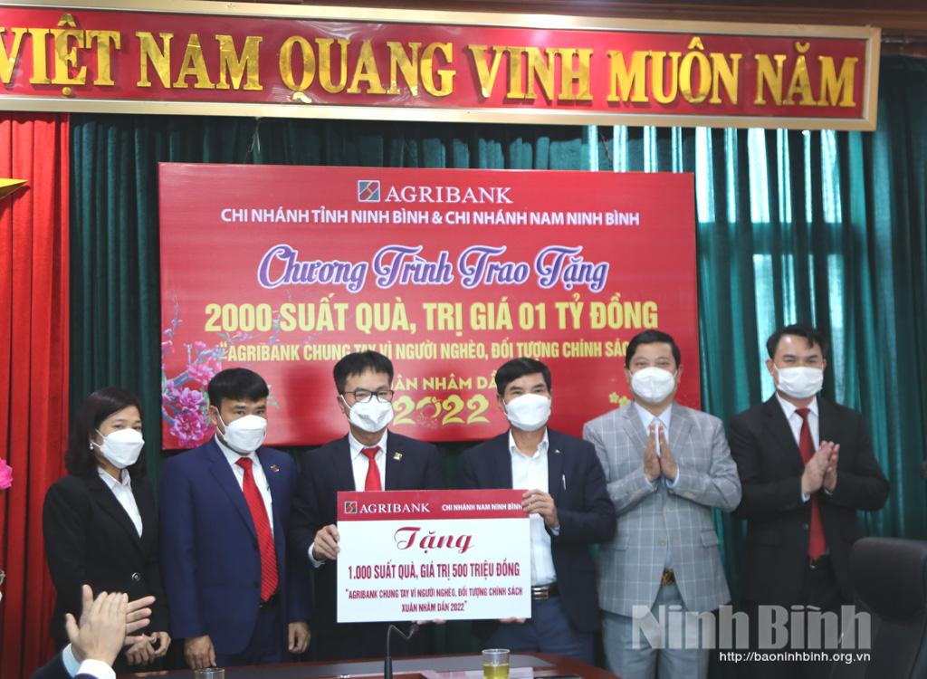 Tiếp nhận 1 tỷ đồng ủng hộ quà Tết cho người nghèo