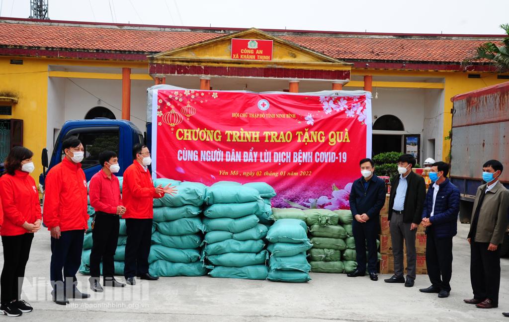 Hội Chữ thập đỏ tỉnh tặng quà tại huyện Yên Mô