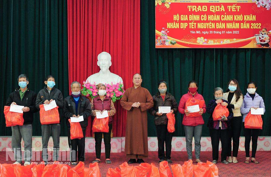 Yên Mô trao quà Tết cho gia đình có hoàn cảnh khó khăn trên địa bàn
