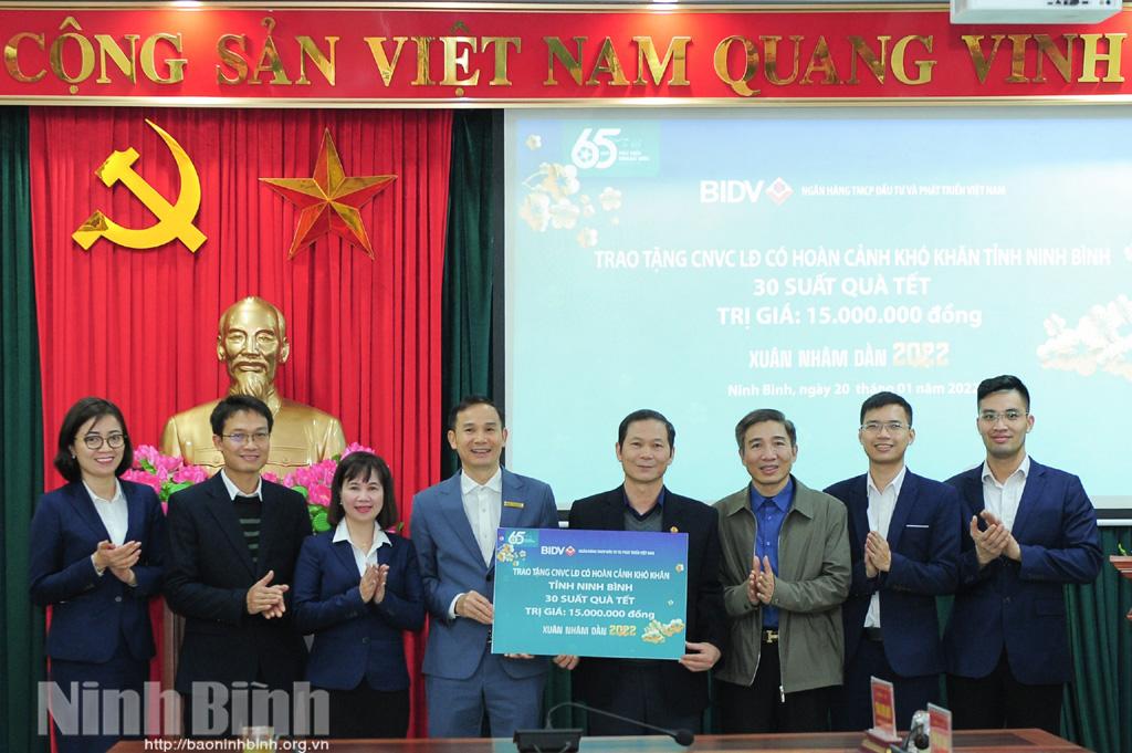 BIDV tặng quà Tết cho hộ nghèo và công nhân, viên chức, người lao động