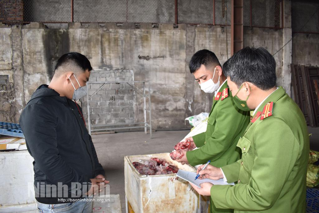 Bắt vụ vận chuyển hơn 16 tấn thực phẩm không có giấy tờ chứng minh nguồn gốc, xuất xứ