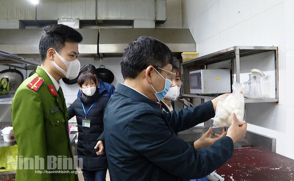 Tăng cường kiểm tra, hạn chế thực phẩm không an toàn dịp Tết