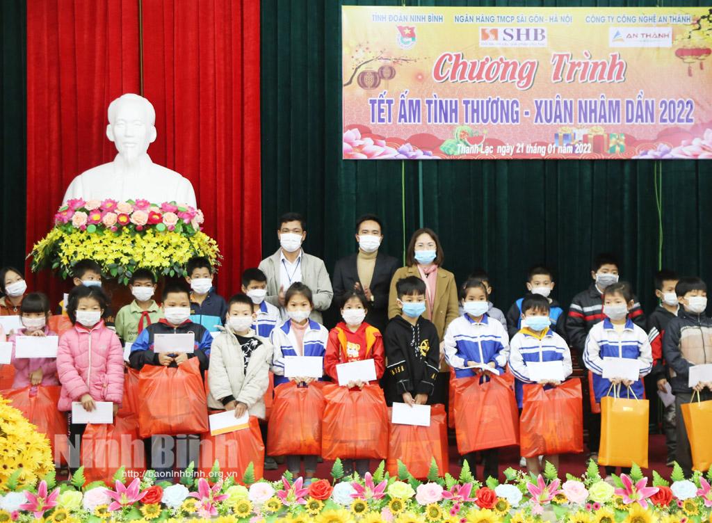 Tặng quà Tết cho các gia đình, học sinh có hoàn cảnh khó khăn tại xã Thanh Lạc, Thượng Hòa