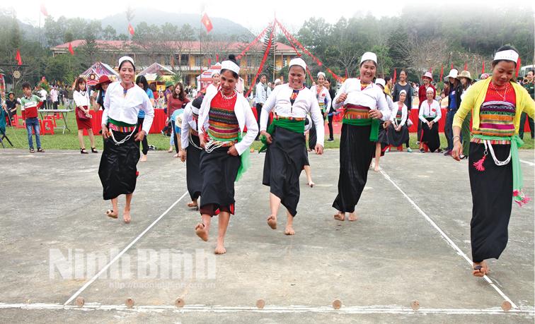 La đà bước chân mùa hội Đúm