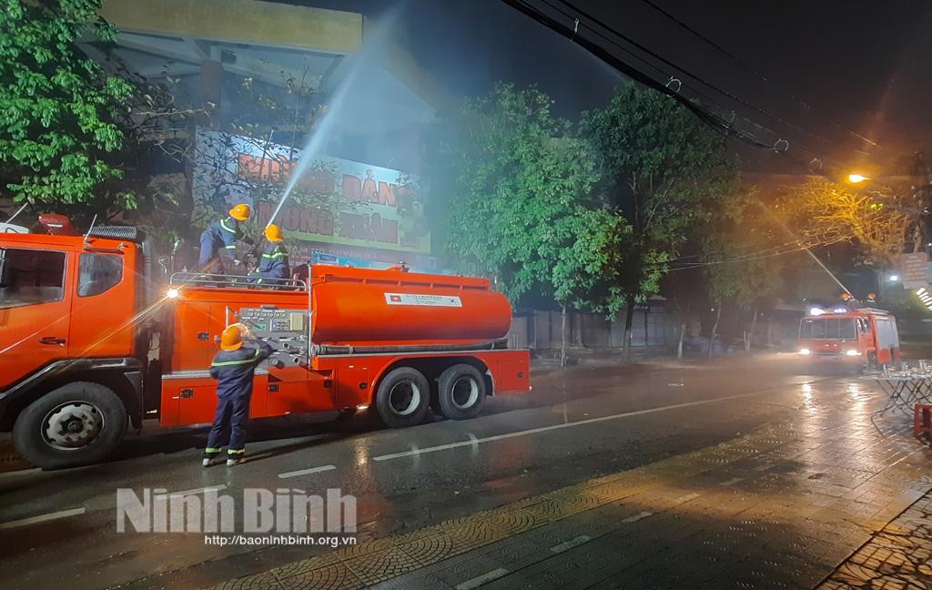 Diễn tập phương án chữa cháy và cứu nạn cứu hộ phối hợp nhiều lực lượng tại chợ Rồng