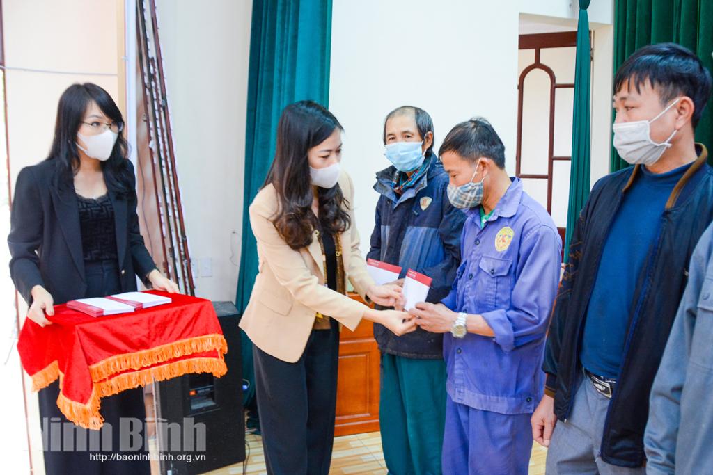 Tặng quà Tết cho công nhân, lao động có hoàn cảnh khó khăn