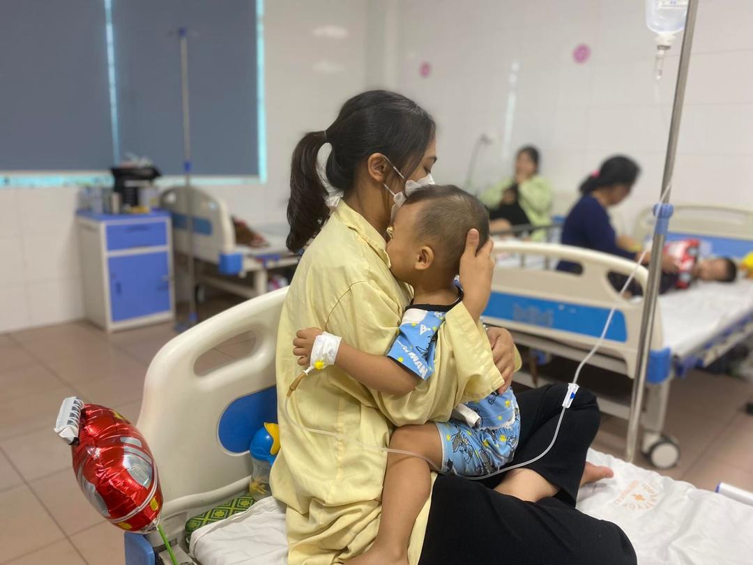 Trẻ bị nhiễm Adenovirus điều trị tại nhà, cha mẹ cần làm những gì?