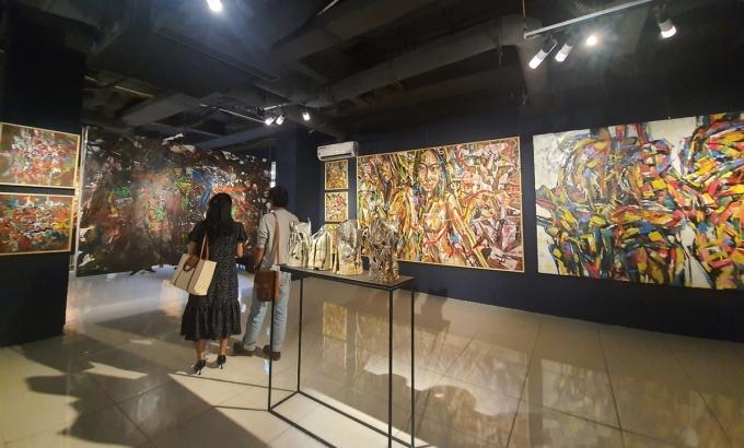 Những vệt màu hỗn độn của họa sĩ Trần Lâm Bình