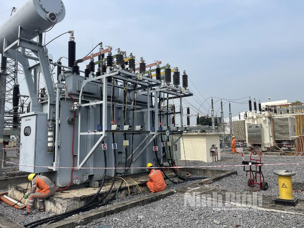 Công ty Điện lực Ninh Bình đẩy mạnh công tác thí nghiệm định kỳ thiết bị điện cho khách hàng