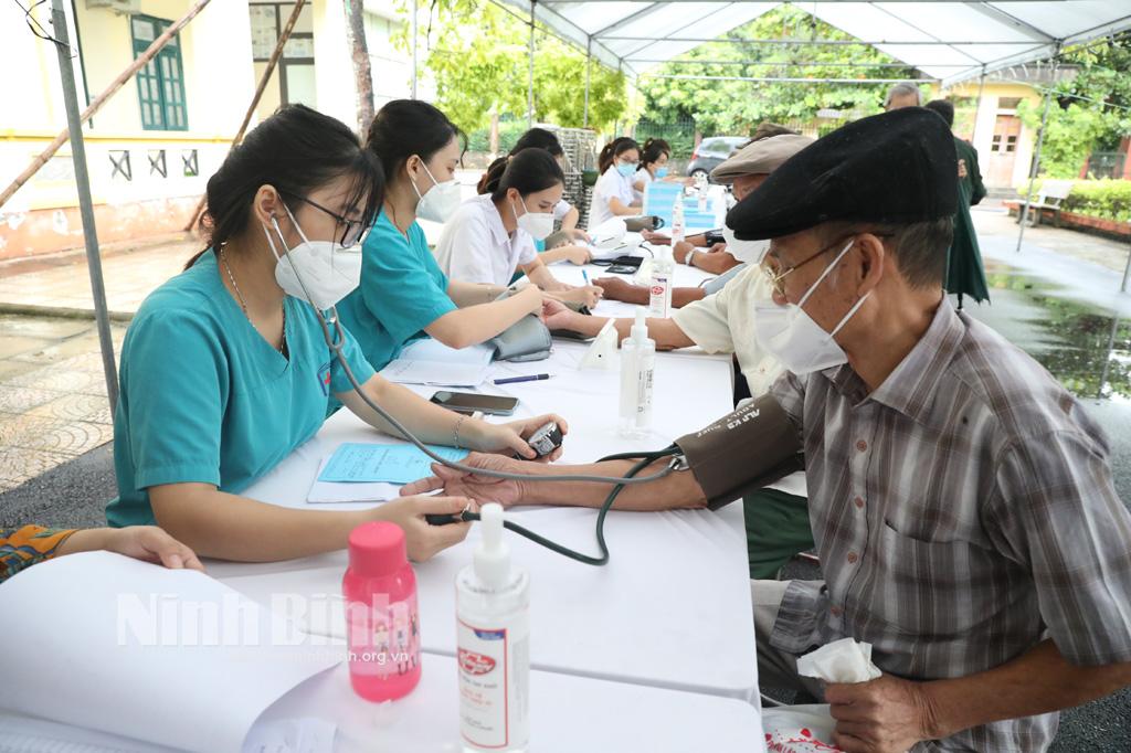 Dành sự quan tâm, chăm sóc sức khỏe cho người dân quê hương