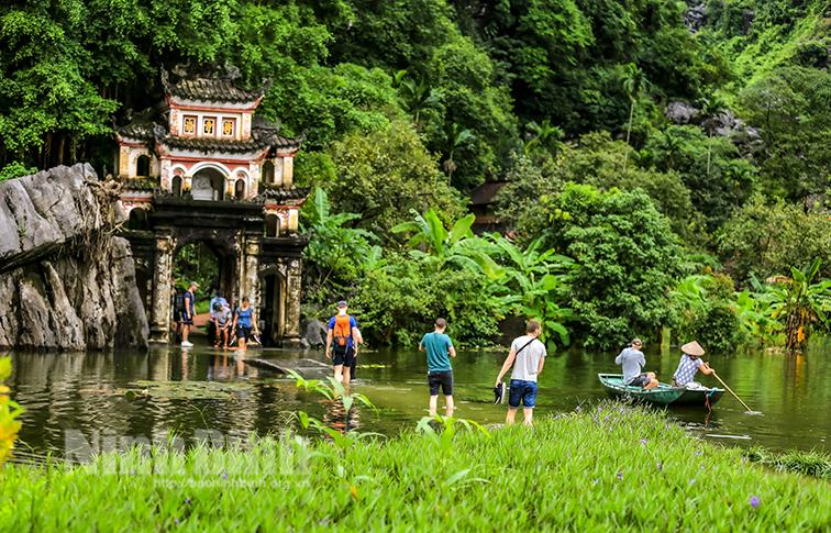 Khách du lịch nước ngoài thích thú với du lịch ngày mưa ở Ninh Bình