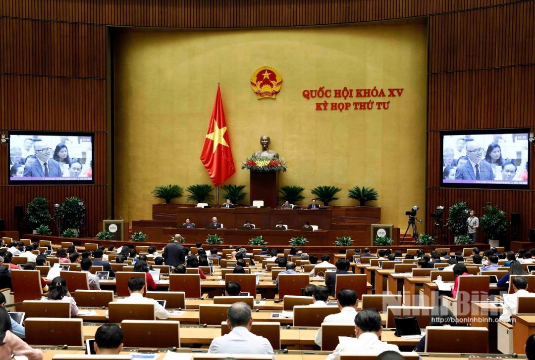 Kỳ họp thứ tư, Quốc hội khóa XV: Đại biểu Quốc hội tỉnh tham gia thảo luận tại hội trường về thực hành tiết kiệm, chống lãng phí