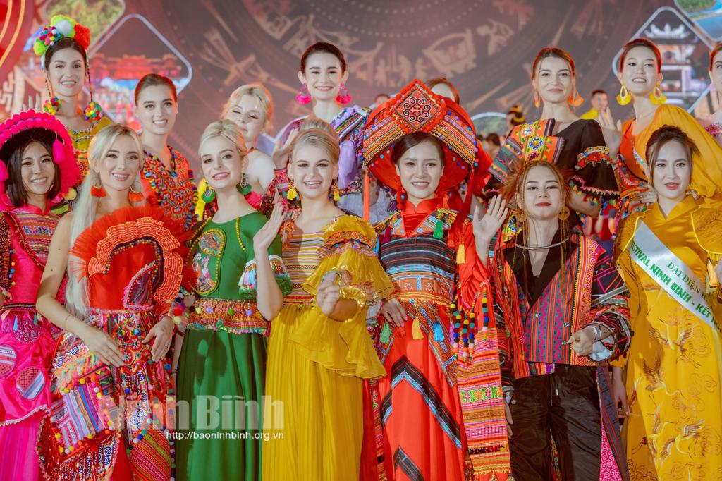Hoa hậu Du lịch Thế giới trình diễn trang phục thổ cẩm tại Festival Ninh Bình 2022