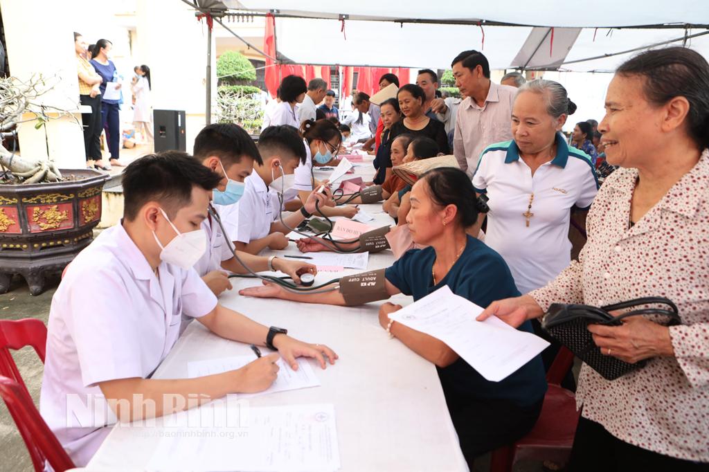 700 người cao tuổi, người nghèo xã Văn Hải được khám bệnh và cấp thuốc miễn phí