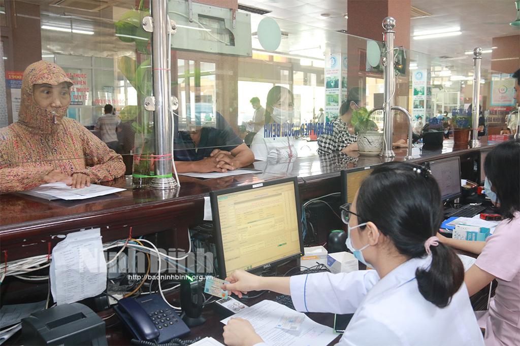 Khám, chữa bệnh bằng CCCD gắn chip: Tiện lợi nhưng cần đồng bộ dữ liệu