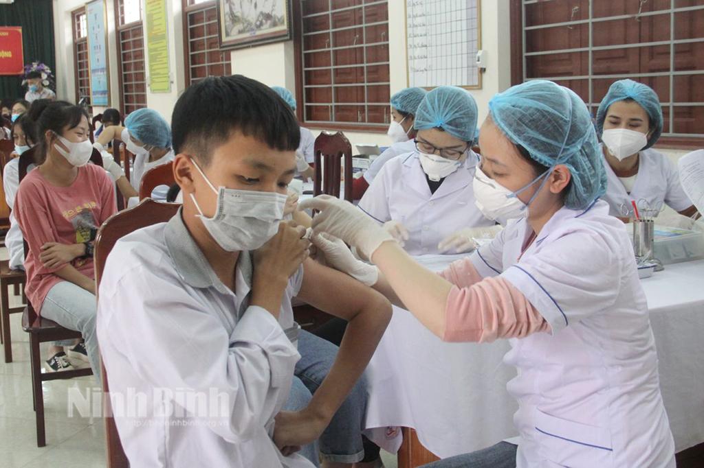 Ninh Bình thuộc nhóm có tỷ lệ tiêm mũi 3 cho người từ 18 tuổi trở lên cao nhất toàn quốc
