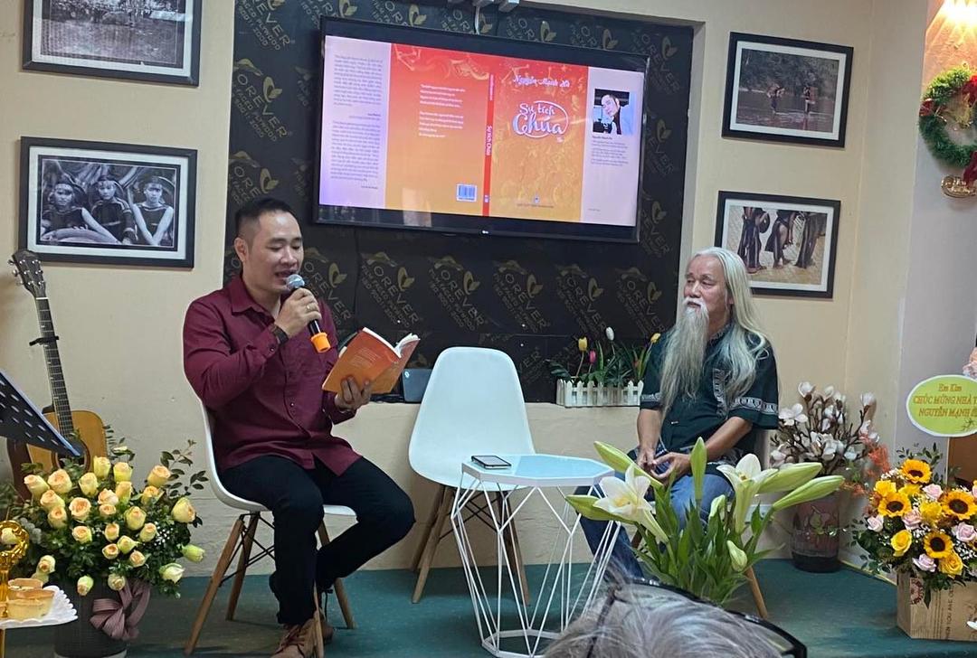 Cảm xúc thơ đầy triết lý trong 'Sự tích Chúa' của nhà báo Nguyễn Mạnh Hà