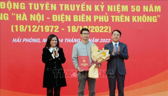 Trao giải và triển lãm tranh cổ động kỷ niệm 50 năm Hà Nội - Điện Biên Phủ trên không