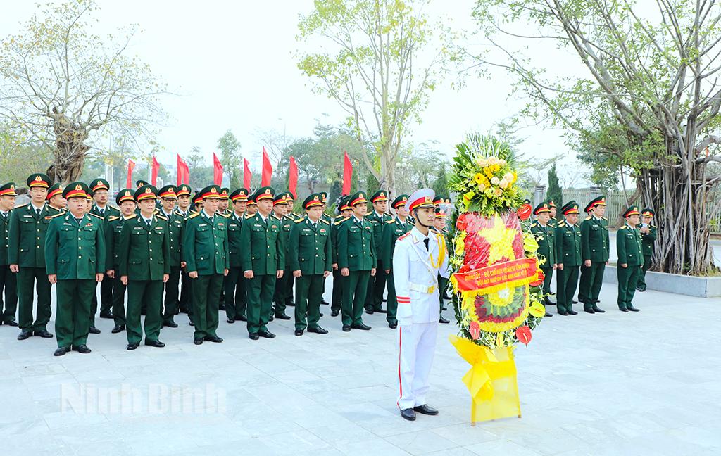 Dâng hương tưởng niệm các Anh hùng liệt sỹ nhân kỷ niệm 78 năm Ngày thành lập QĐND Việt Nam