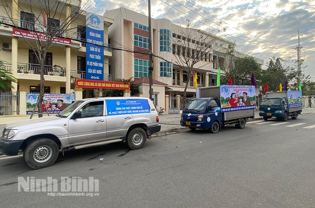 Diễu hành hưởng ứng kỷ niệm Ngày Dân số Việt Nam 26/12