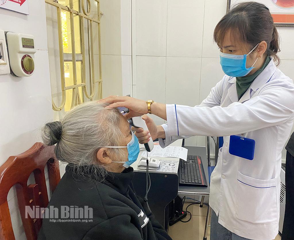 Quan tâm chăm sóc mắt cho người cao tuổi tại cộng đồng