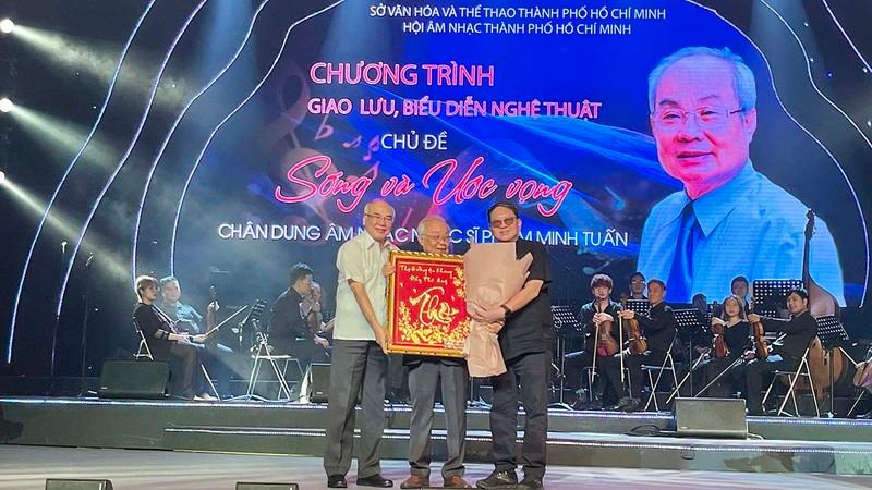 Nhạc sĩ Phạm Minh Tuấn với những ca khúc nồng ấm tình người