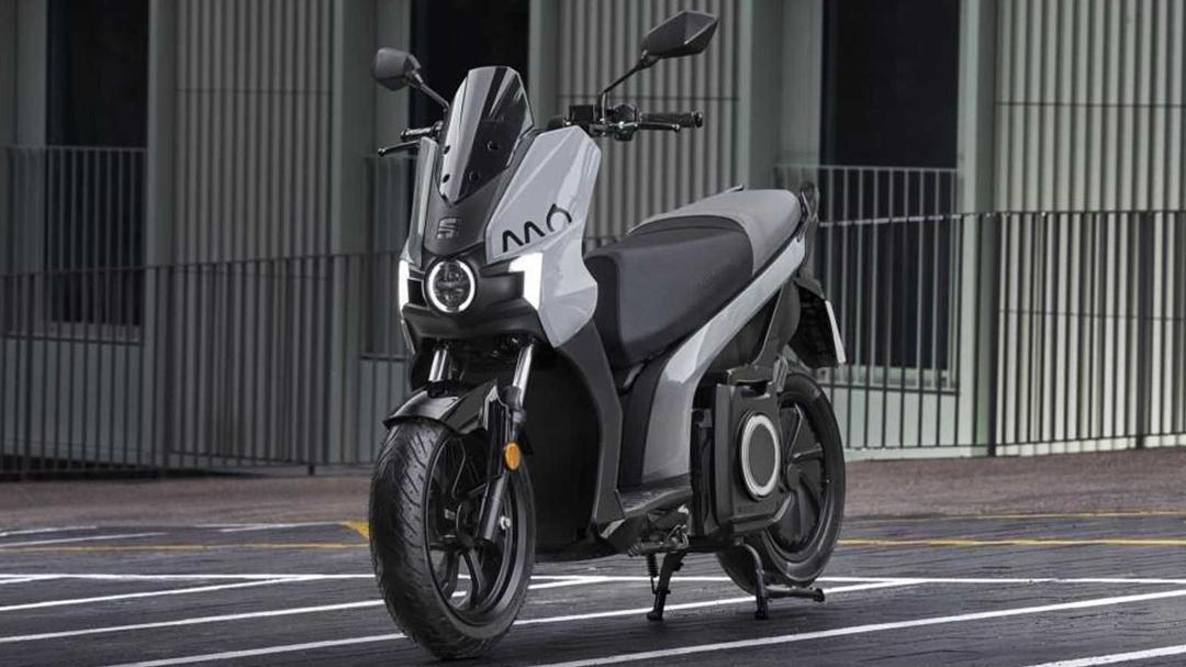 Hãng xe Tây Ban Nha làm xe máy điện, mỗi lần sạc đầy đi được 172 km