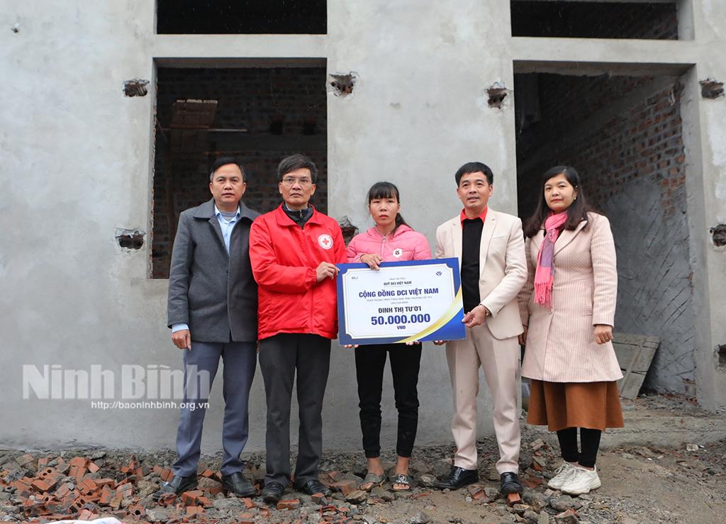 Trao tiền hỗ trợ xây nhà Chữ thập đỏ tại huyện Nho Quan