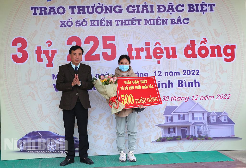 Trao giải khách hàng trúng thưởng xổ số kiến thiết miền Bắc