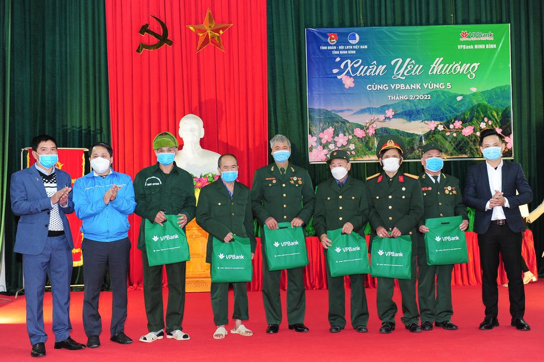 Trao tặng 300 suất quà trong chương trình Xuân yêu thương