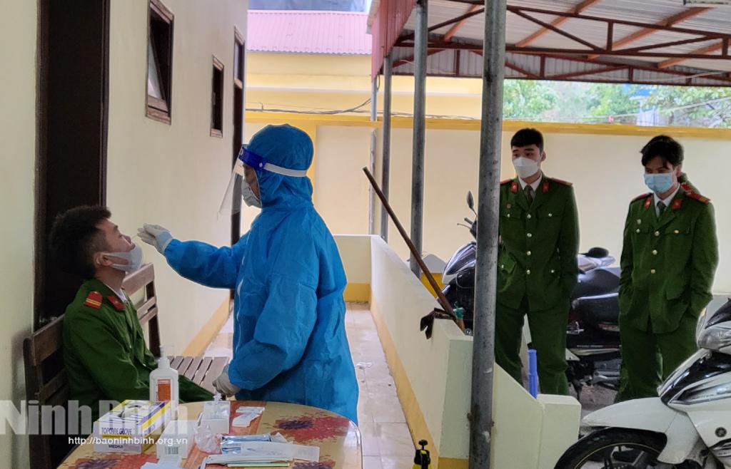 Ninh Bình: Khuyến khích người dân chủ động làm xét nghiệm test nhanh kháng nguyên bằng các loại test đã được Bộ Y tế phê duyệt tại nhà