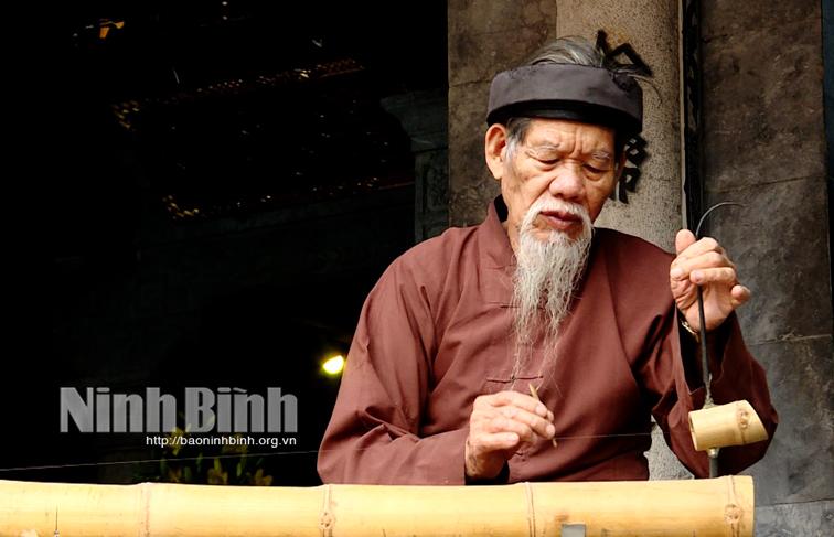 Người thủ từ đền Thái Vi đam mê nhạc cụ dân tộc