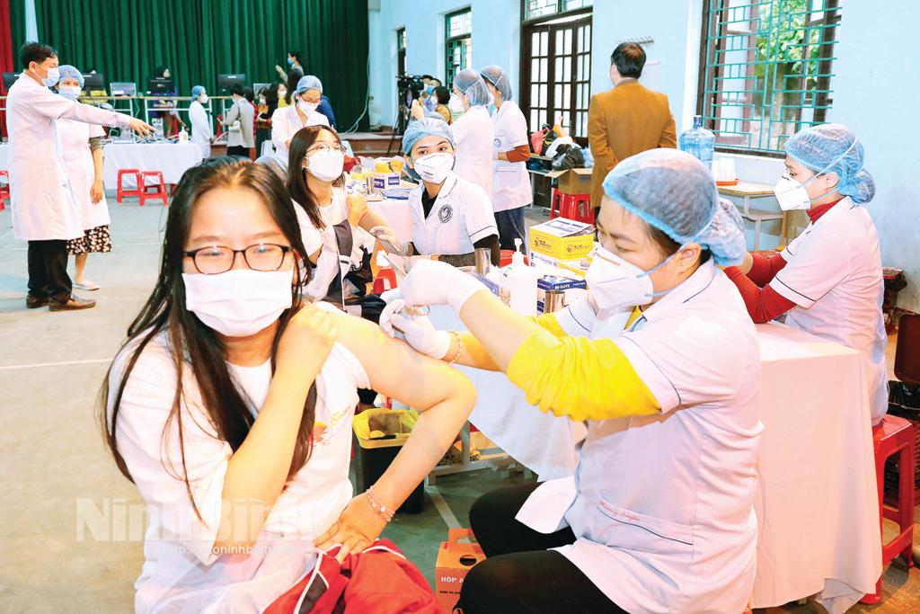 Ngành Y tế Ninh Bình tiếp tục "gác niềm vui riêng" vì "hạnh phúc chung"