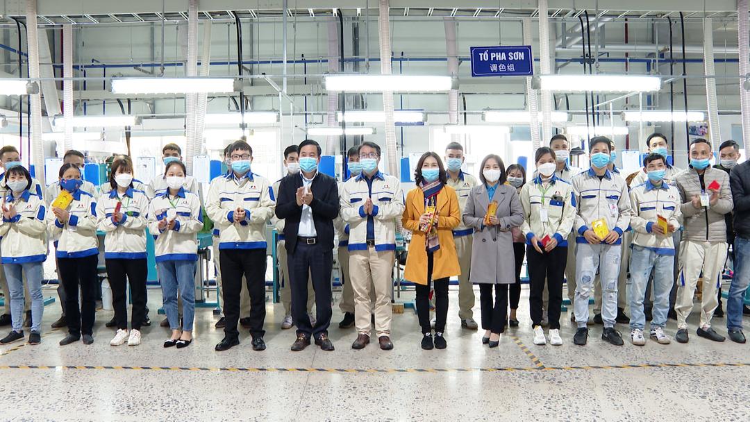 Lãnh đạo LĐLĐ tỉnh thăm, tặng quà doanh nghiệp và công nhân lao động