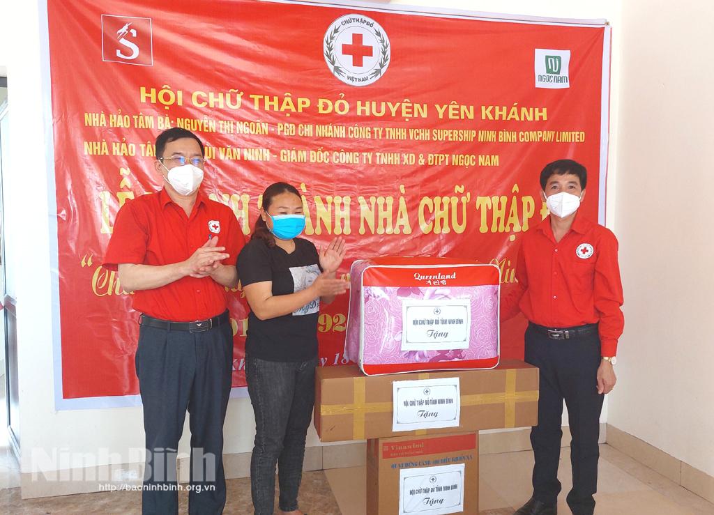 Bàn giao Nhà chữ thập đỏ tại huyện Yên Khánh