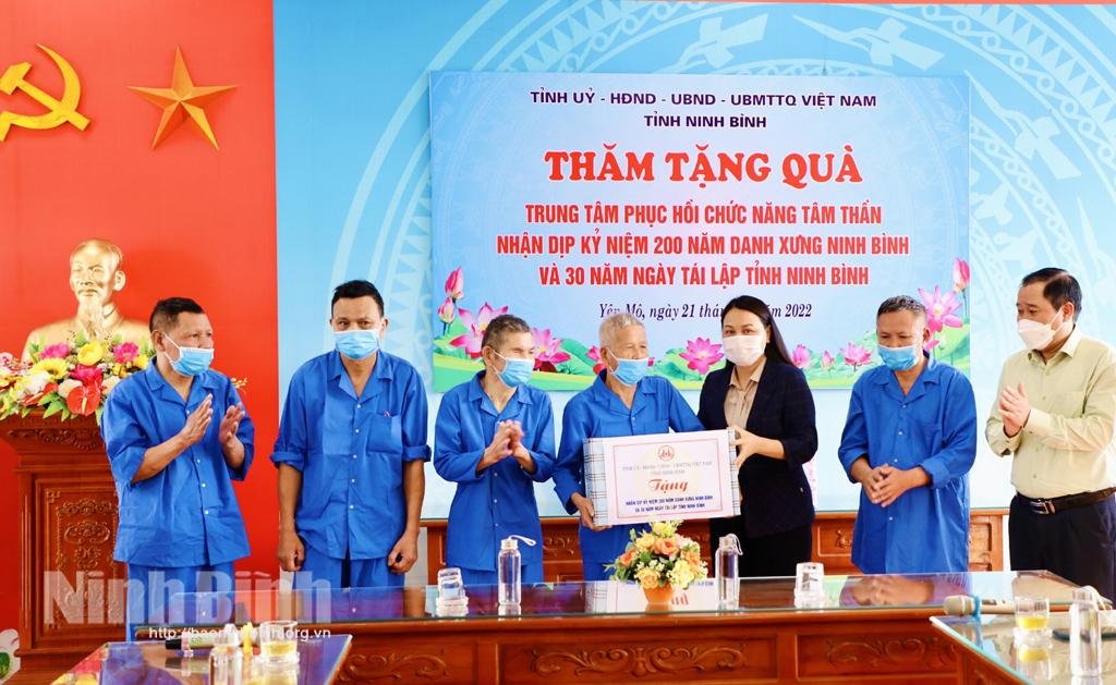 Các đồng chí lãnh đạo tỉnh thăm, tặng quà nhân dịp kỷ niệm 200 năm Danh xưng Ninh Bình và 30 năm tái lập tỉnh