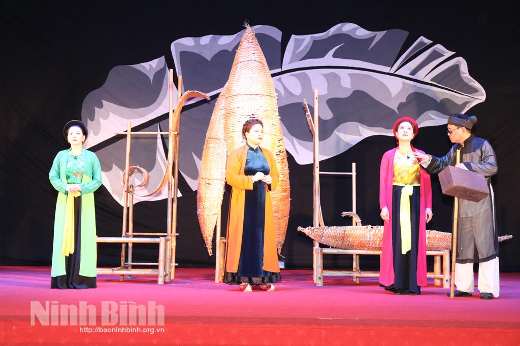 Nhà hát Kịch Việt Nam biểu diễn vở "Nghêu, Sò, Ốc, Hến" tại huyện Yên Mô