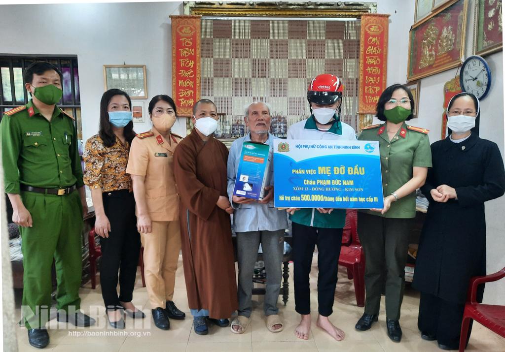 Hội Phụ nữ Công an tỉnh nhận đỡ đầu cho các cháu có hoàn cảnh khó khăn